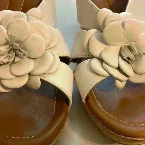 Eurosoft by Sofft Fairley White Wedges Slip on Sandals Faux Leather Flower 11 - Picture 5 of 7